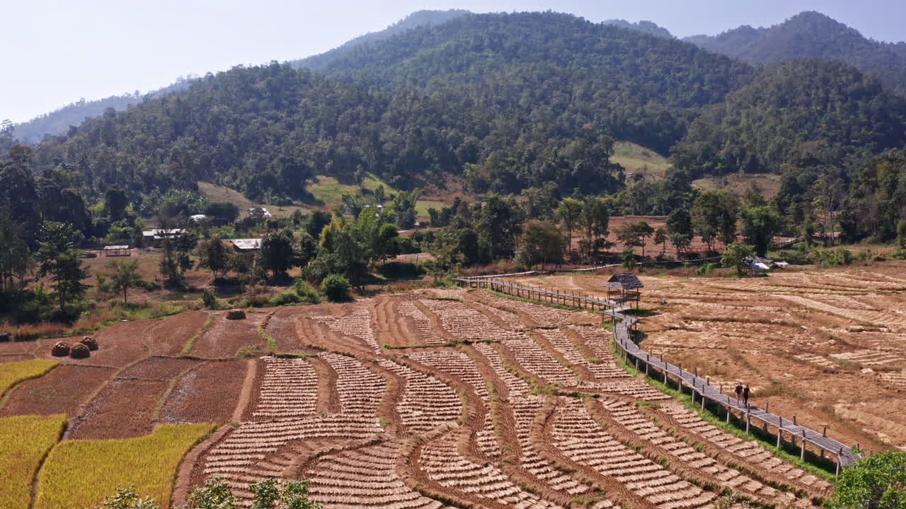 태국 파이 에 있는 부온 코 쿠 다리 의 드론  ⁇