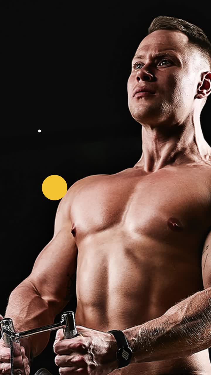 Uomo Muscoloso che Esegue Dips in Palestra