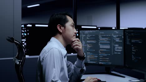 プログラマはサーバールームでコードに焦点を当てています