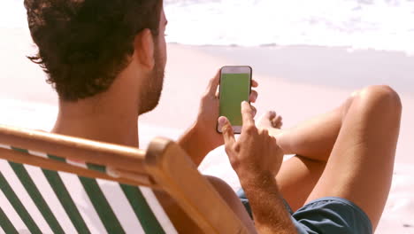 Un-Hombre-Está-Mirando-Su-Teléfono