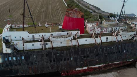 Antena-De-Primer-Plano-Que-Muestra-Las-Cubiertas-Superiores-Del-Tss-Duke-Of-Lancaster-Atracción-Turística-En-El-Norte-De-Gales,-También-Conocido-Como-El-Barco-De-La-Diversión