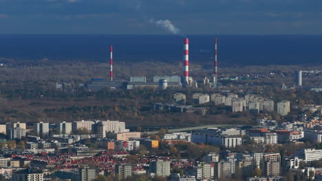 Toma-Aérea-De-Una-Fábrica-Y-Trabajadores-Que-Albergan-Varsovia,-Polonia.