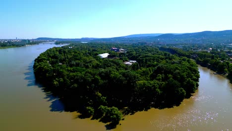 isla óbuda, ubicación del festival sziget en budapest, hungría - toma aérea de un dron