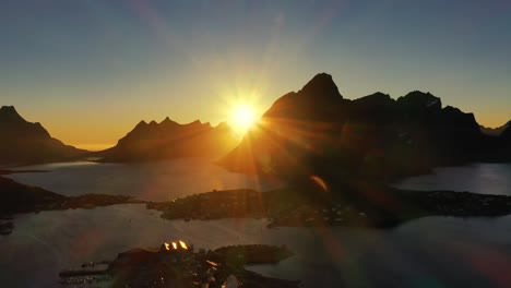 Abendsonnenuntergang-Lofoten-Inseln-Norwegen.-Reine-Lofoten-Ist-Ein-Archipel-In-Der-Grafschaft-Nordland,-Norwegen.