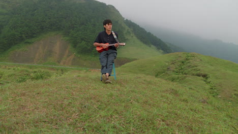 Músico-Asiático-Toca-El-Ukelele-Y-Canta