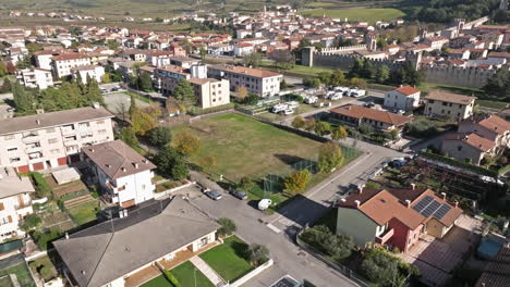 soave comune casas residenciais, campo de futebol e parque de caravanas perto de scaliger walls, na itália