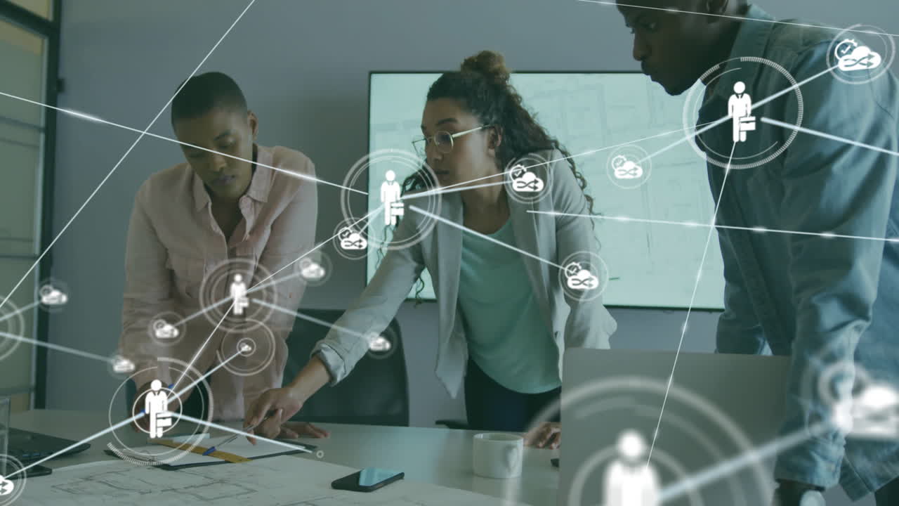 Animation d'un réseau de connexions avec des icônes de personnes sur des professionnels diversifiés au bureau
