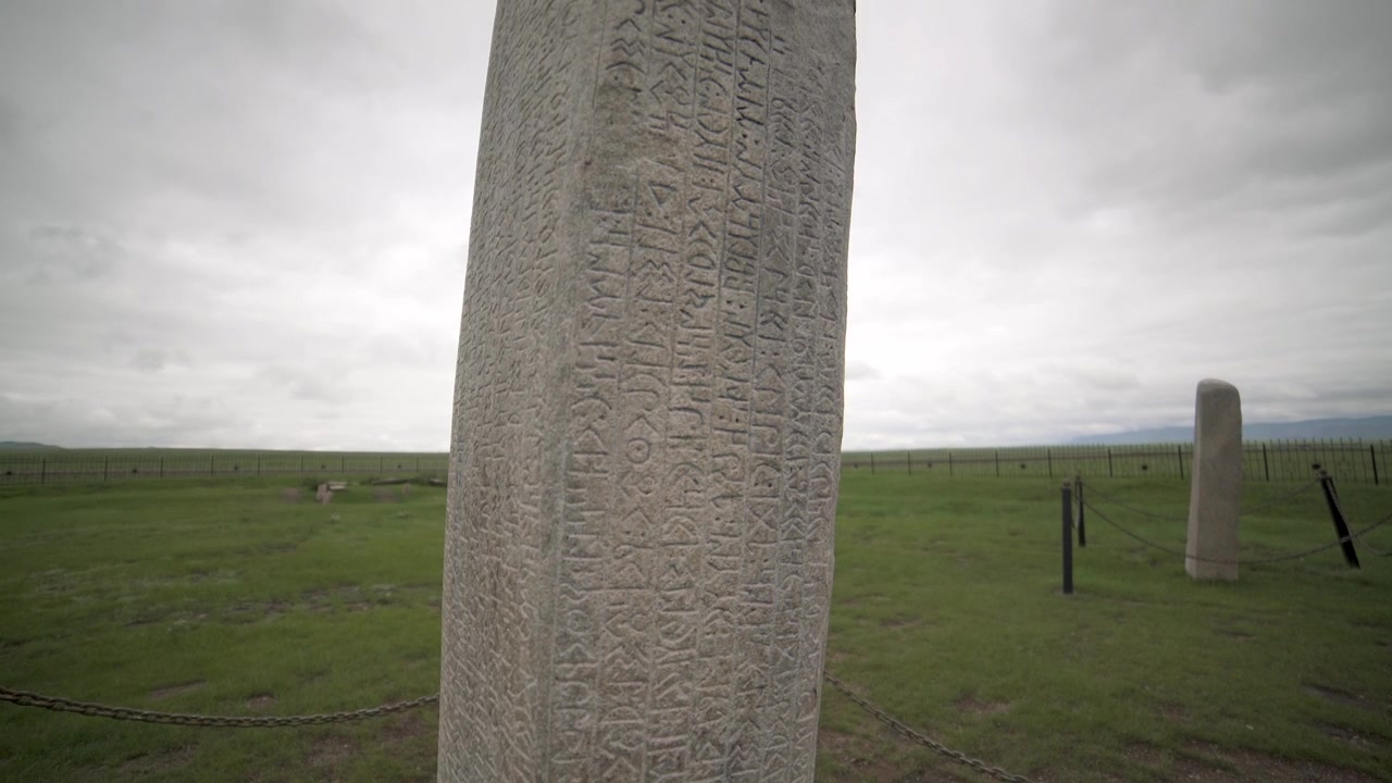 Muinainen kivipaasi Orkhonin kirjoituksilla Mongolian arolla