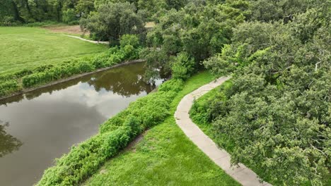 Revelación-Aérea-Del-Horizonte-De-La-Ciudad-De-Nueva-Orleans-Cerca-Del-Parque-De-La-Ciudad-En-Nueva-Orleans,-Luisiana