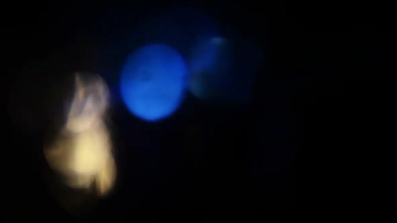 Effetti Astratti di Bagliori di Luce e Bokeh su Sfondo Nero