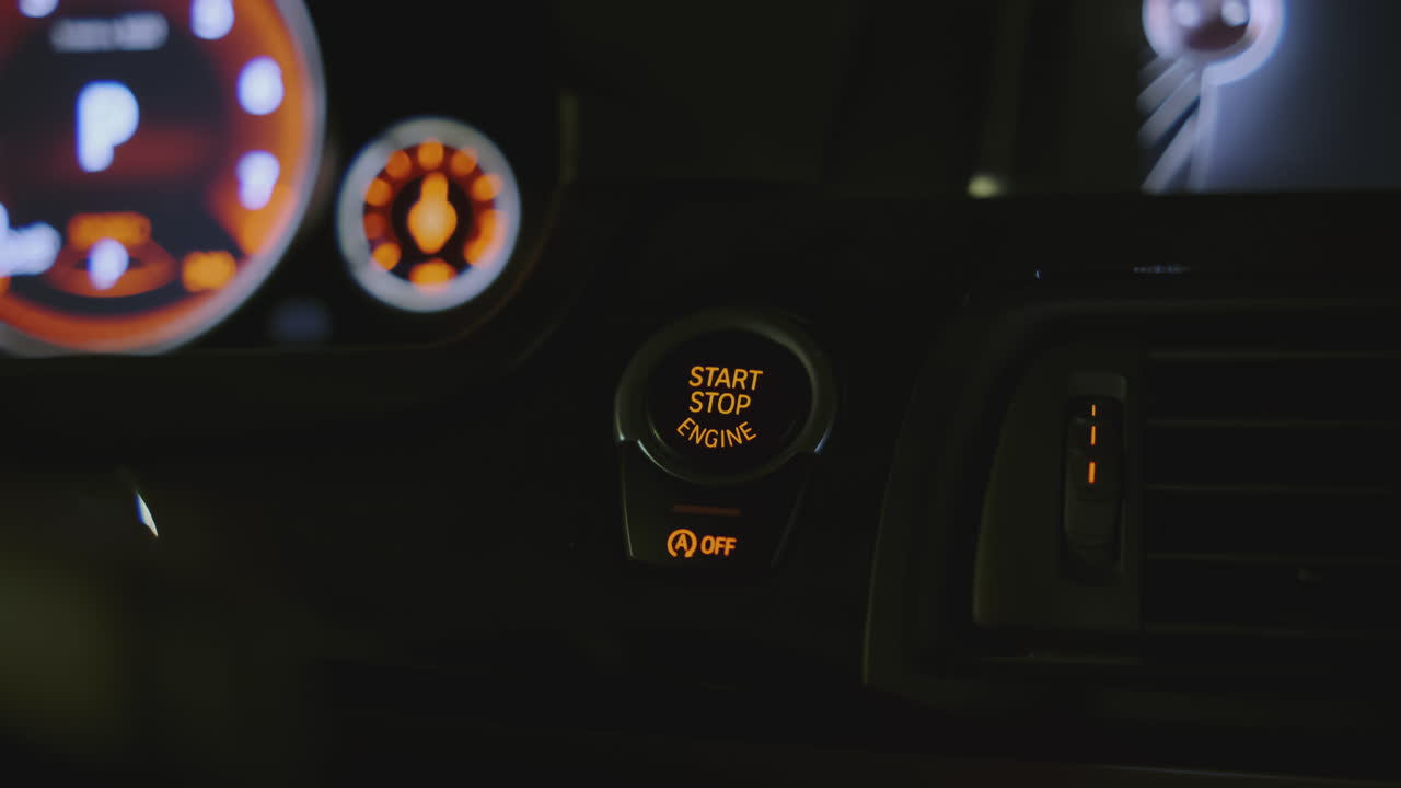 un coche en marcha por la noche