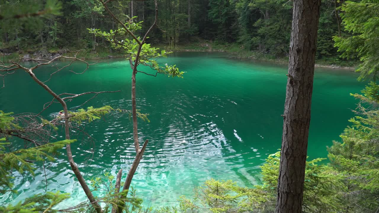 zugspitze 산과 매우 가까운 청록색 물이 있는 바이에른의 아름다운 아이브제 호수의 에메랄드 색상