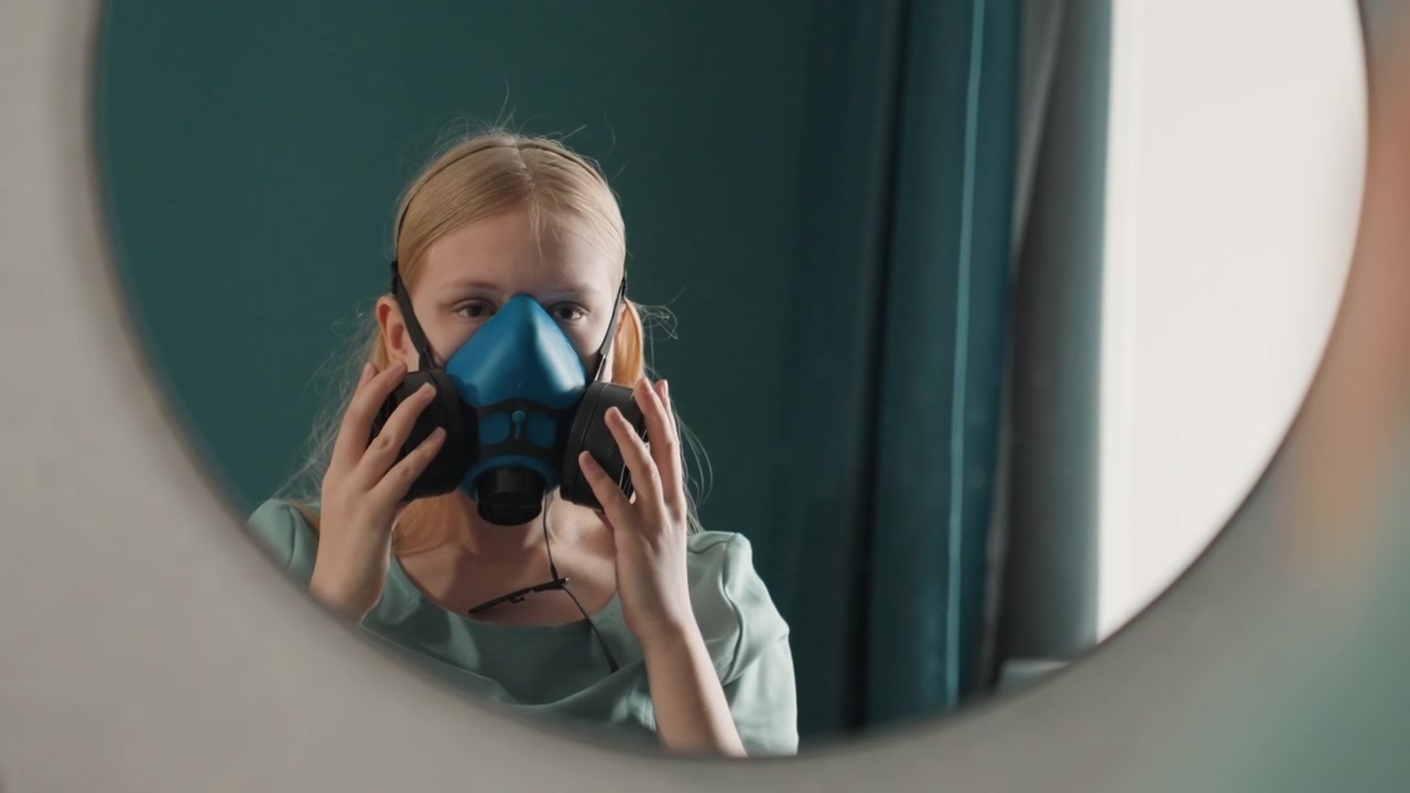 Donna caucasica che controlla la vestibilità del respiratore nello specchio, apportando le ultime modifiche prima del turno di pulizia. Ha un'espressione calma e composta, il suo riflesso è visibile in uno specchio rotondo, pronta con un tono professionale da addetta alle pulizie.