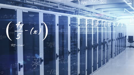 animación de ecuaciones matemáticas flotando contra la sala del servidor de la computadora