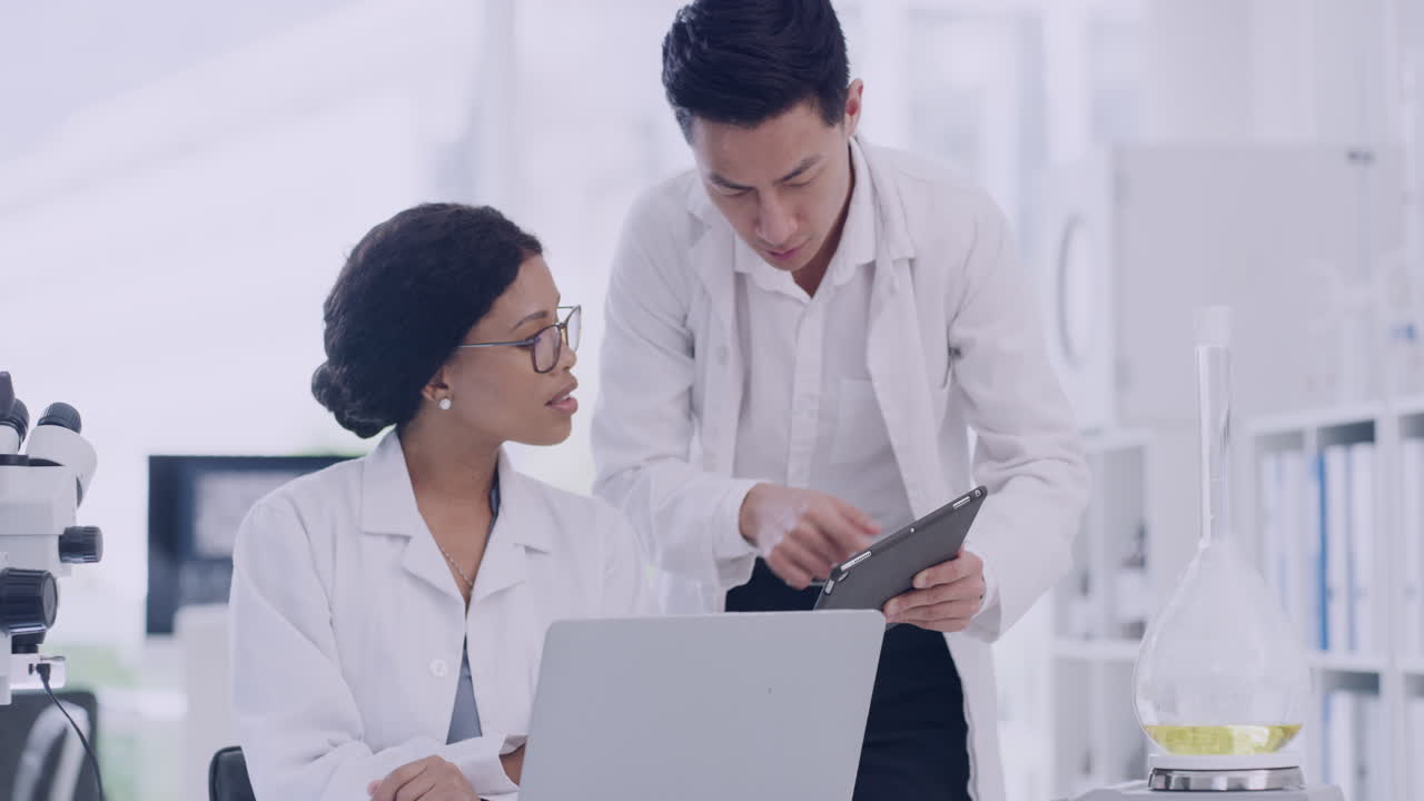 두 명의 과학자들이 함께 이야기하고 일하고 있습니다.