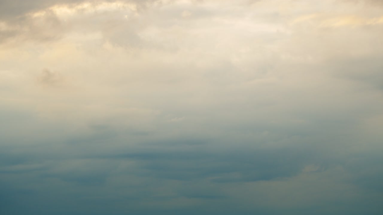 해가 지면 어두운 불길한 회색 폭풍 구름, 놀라운 우울한 비 구름, 시간 지연.