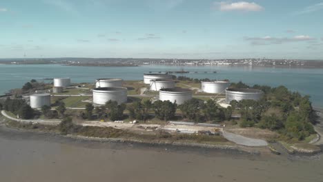 Eine-Ölraffinerie-An-Der-Küste