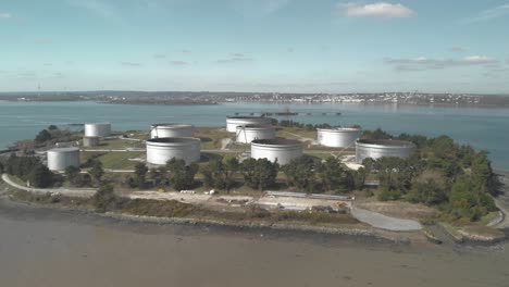 una refinería de petróleo costera
