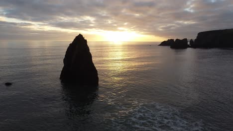 pila aérea de mar bañada por una luz dorada al atardecer en un día de invierno