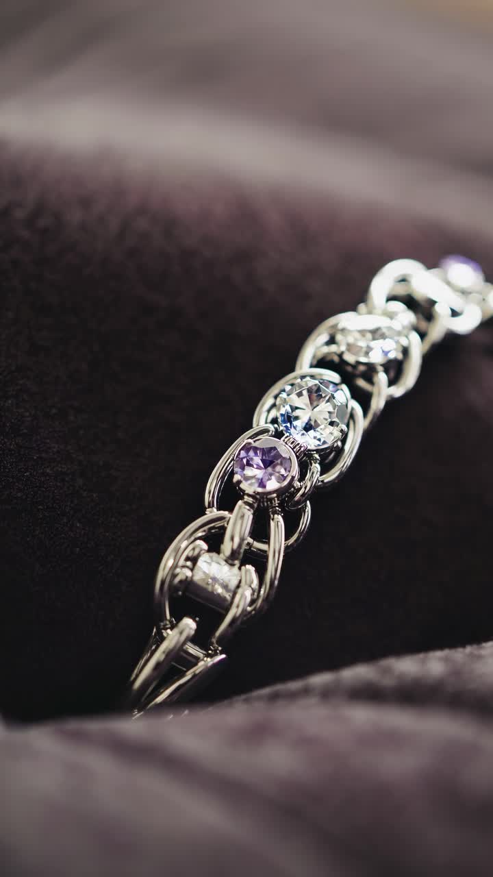 Braccialetto d'argento scintillante con gemme viola e trasparenti