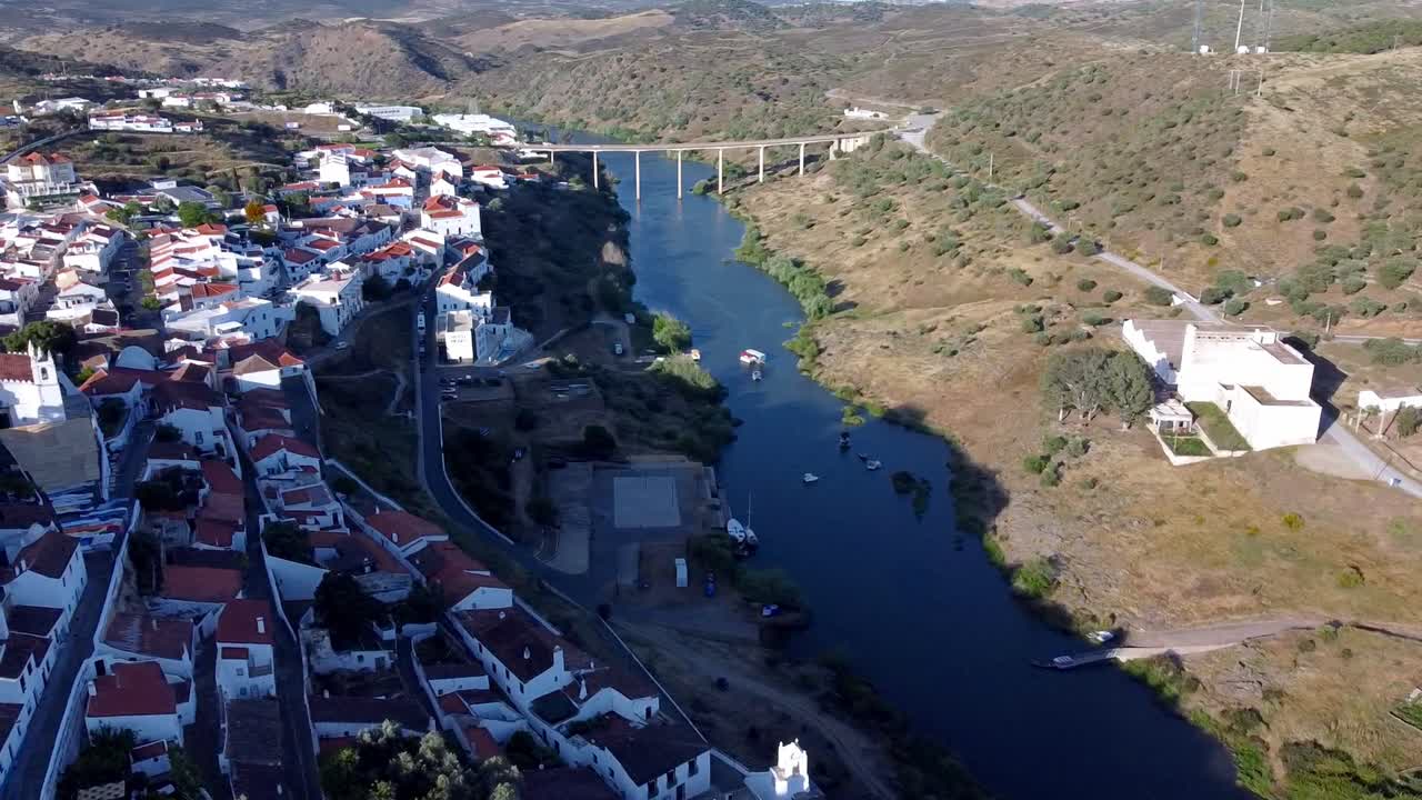 Vista aerea al rallentatore dell'Alentejo - Portogallo: la bellezza serena del Castello di Mertola immerso nello splendore estivo.