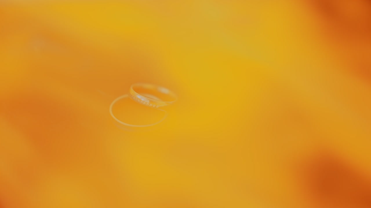 검은 바탕에 결혼 반지 위에 밝은 불꽃 플래시