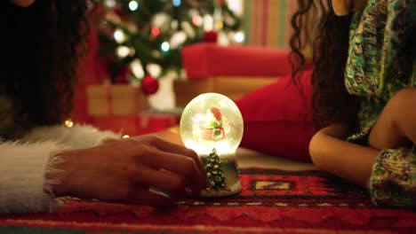 familia en casa en la época de navidad