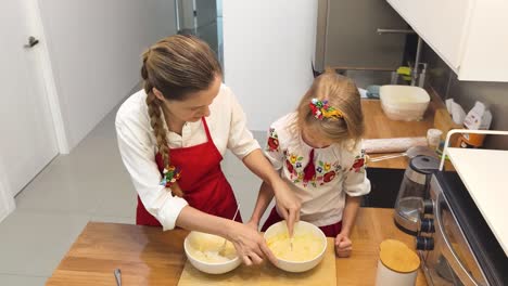 madre e hija horneando juntas