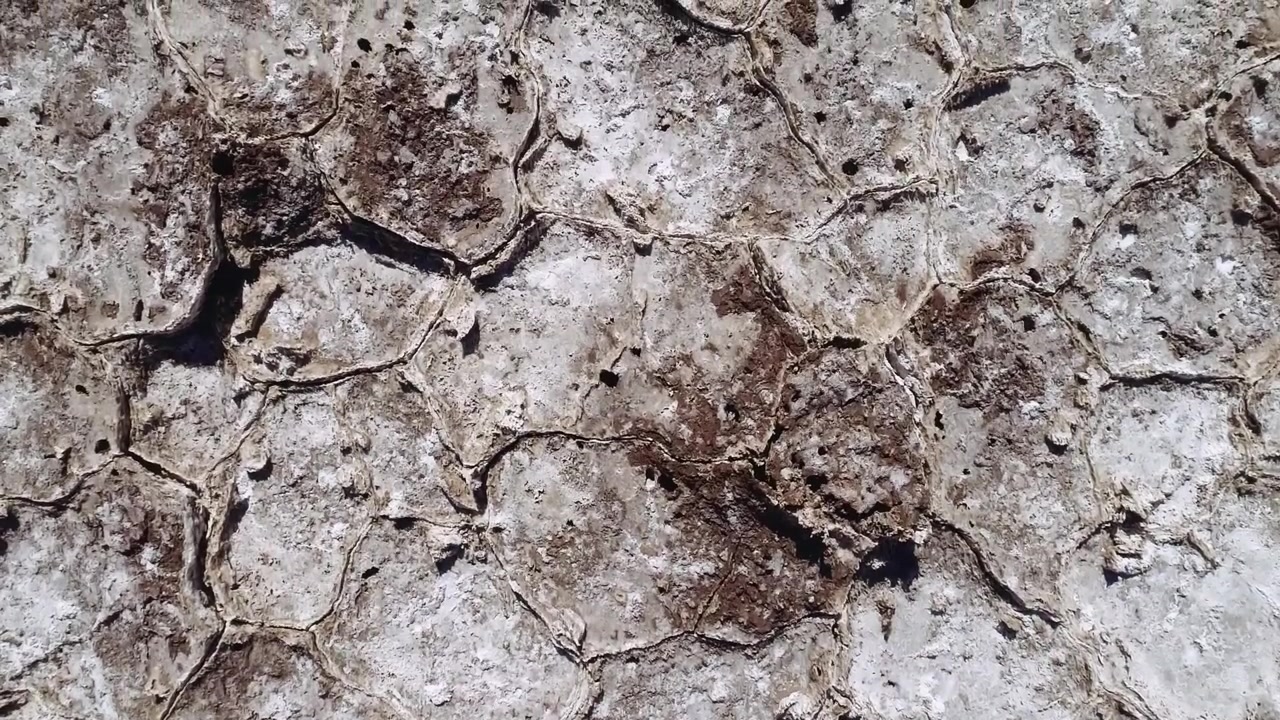 Vista aerea di un terreno secco e screpolato