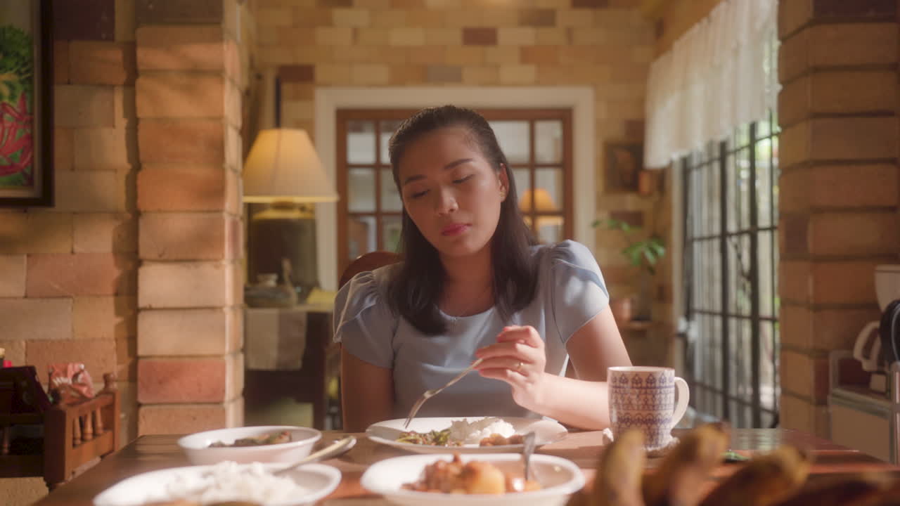 집 식탁에 앉아 외롭고 슬픈 여자