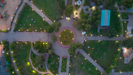 vista aérea de un parque por la noche