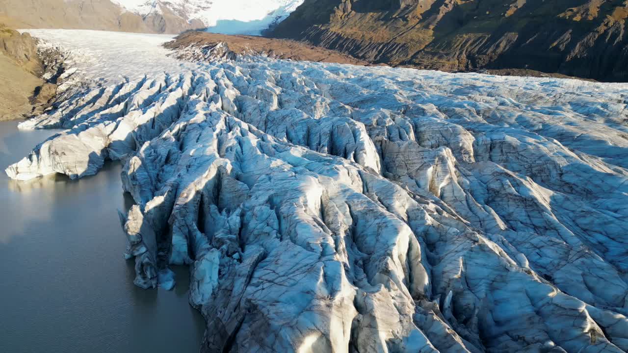 fotografía de un glaciar en islandia durante el invierno por la mañana