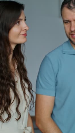 pareja en conversación