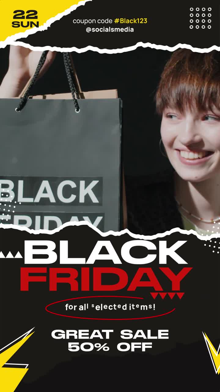 Giovane donna felice e sorridente con la shopping bag del Black Friday