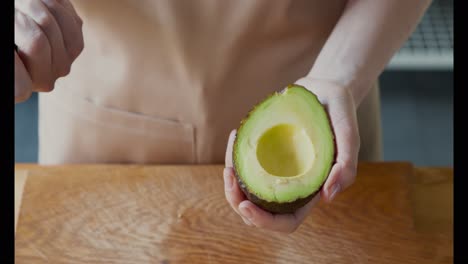 la preparación de un aguacate