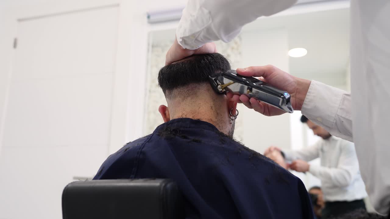 Klipning hos en barber