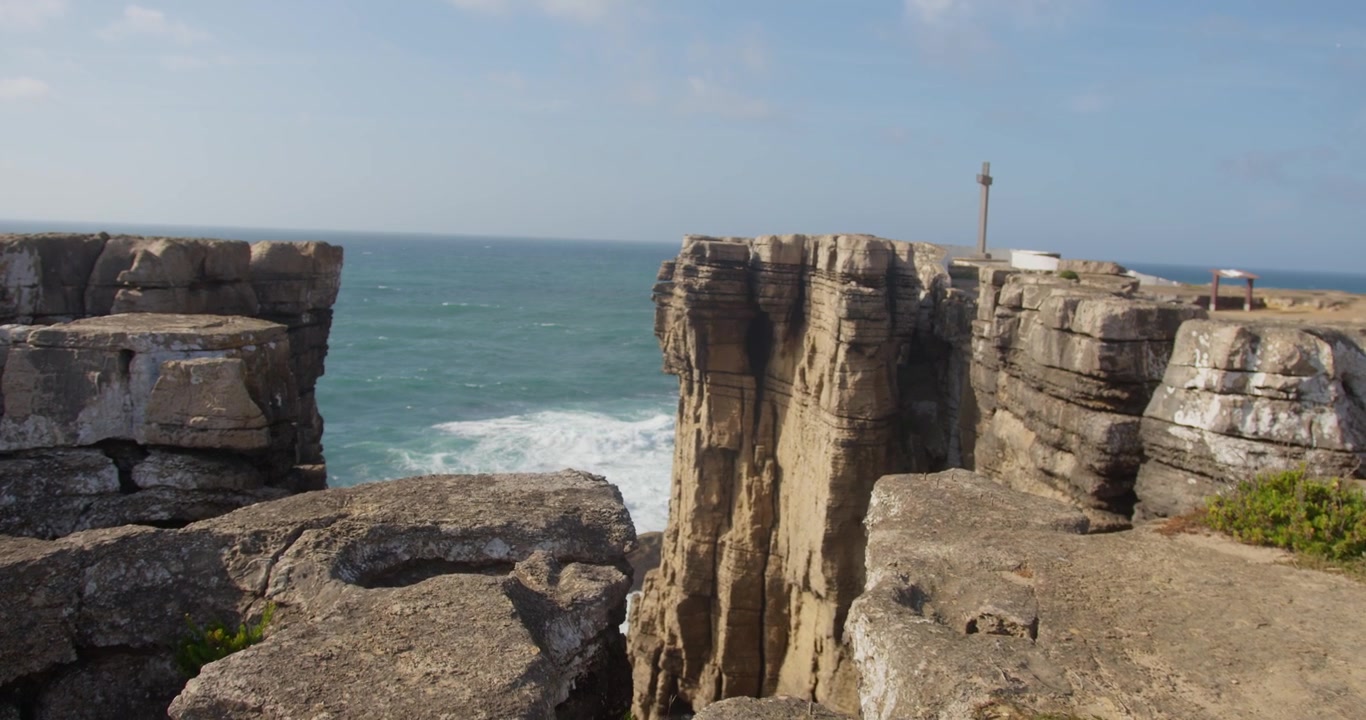 Onde al rallentatore che si infrangono su una formazione rocciosa frastagliata nell'Oceano Atlantico