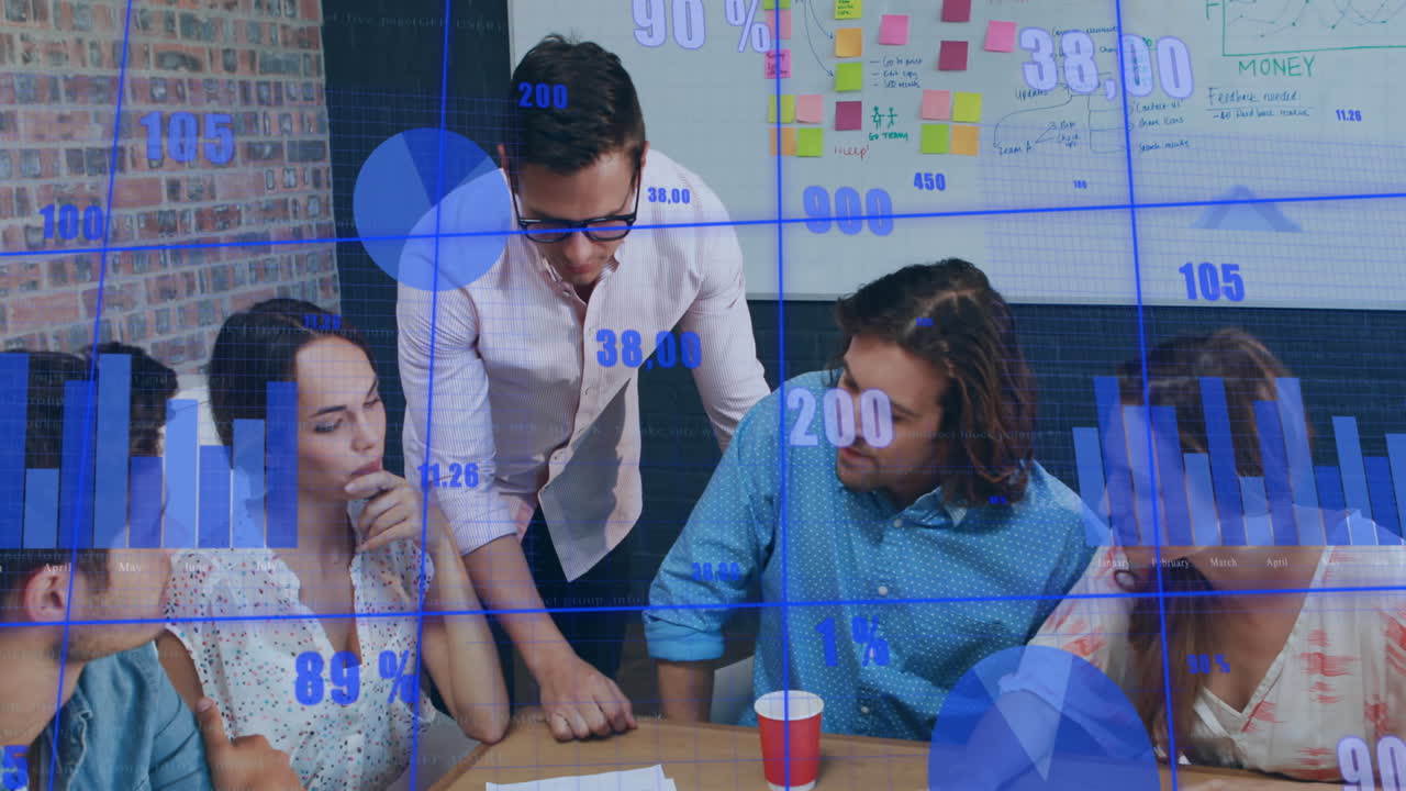 animación del procesamiento de datos financieros sobre diversas personas de negocios en la oficina