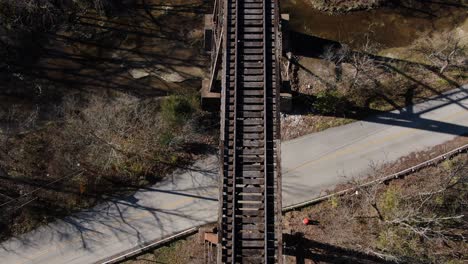 disparo aéreo de arriba hacia abajo moviéndose hacia adelante a lo largo del papa lick caballete de ferrocarril en louisville kentucky durante el invierno