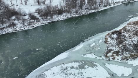 Toma-De-Drones-Del-Río-Yakima-Pasando-Por-La-Zona-Rural-De-Washington-Durante-El-Invierno.