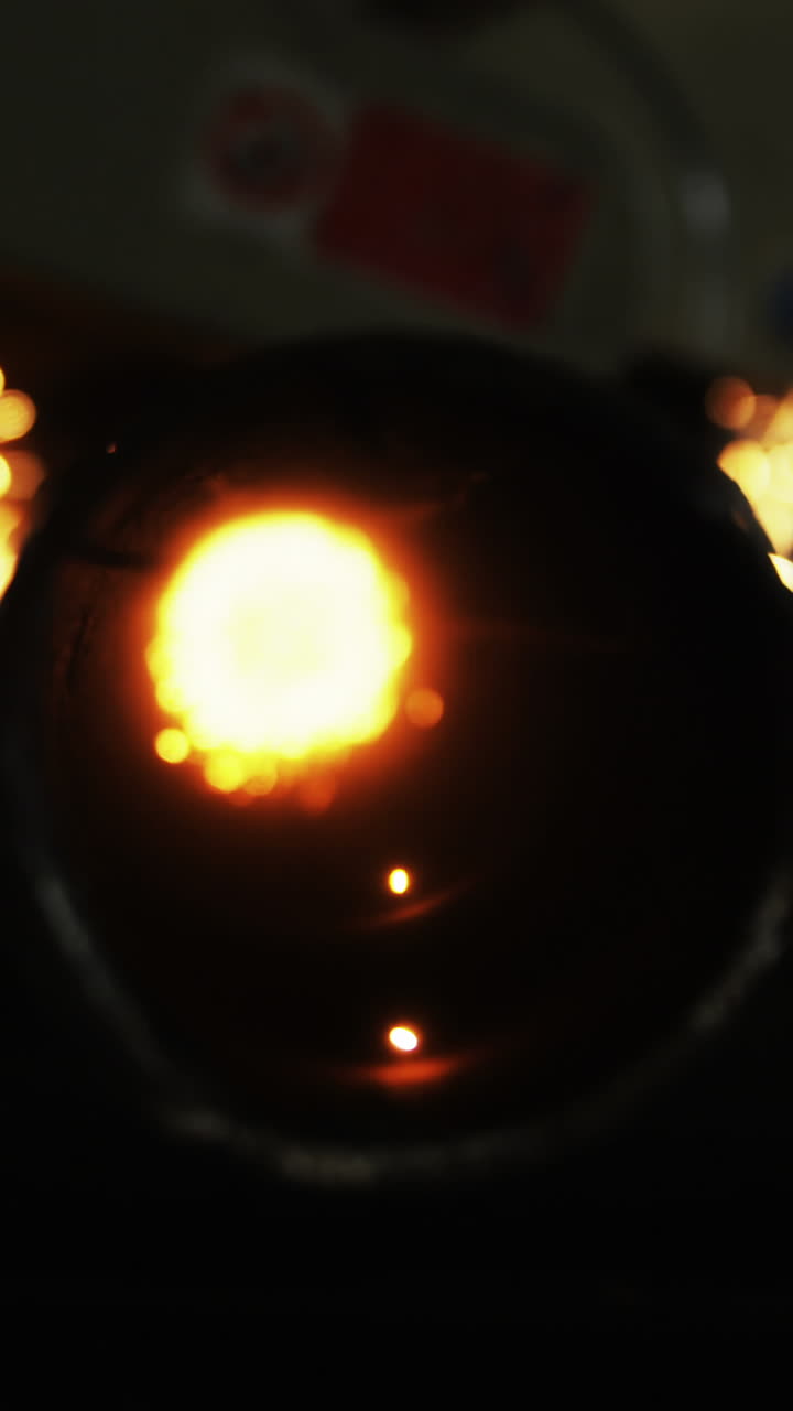 máquina de sierra circular y tubo metálico