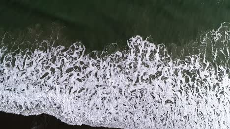 Las-Olas-Lamen-La-Orilla-Del-Océano-Atlántico-Mientras-Las-Gaviotas-Vuelan-Por-Encima