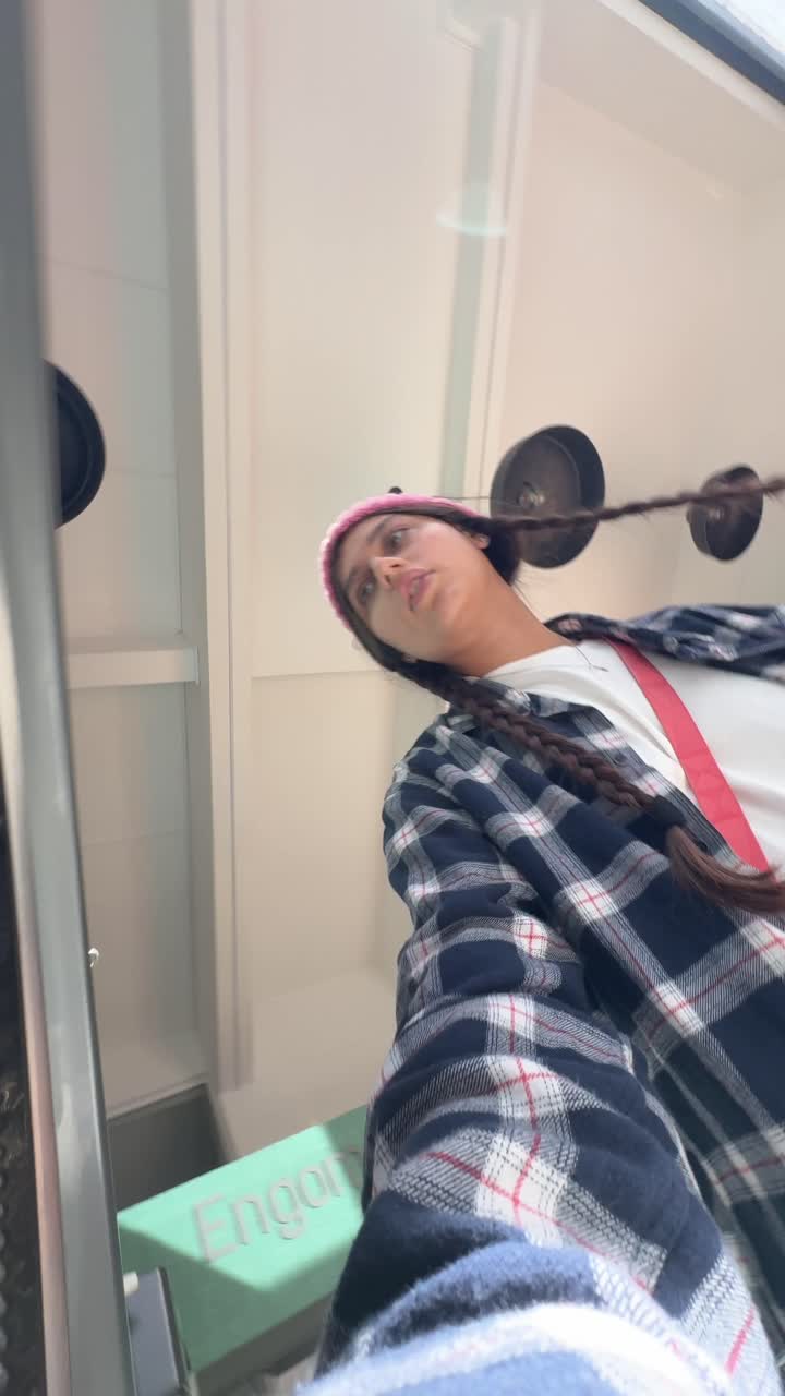 세탁기 안에 있는 여자