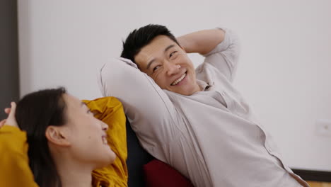 행복 한 부부 가 집 에서 휴식 을 하고 있다
