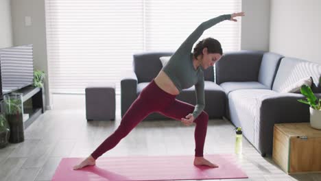 Mujer-Caucásica-Manteniéndose-En-Forma-Y-Estirándose-En-La-Estera-De-Yoga