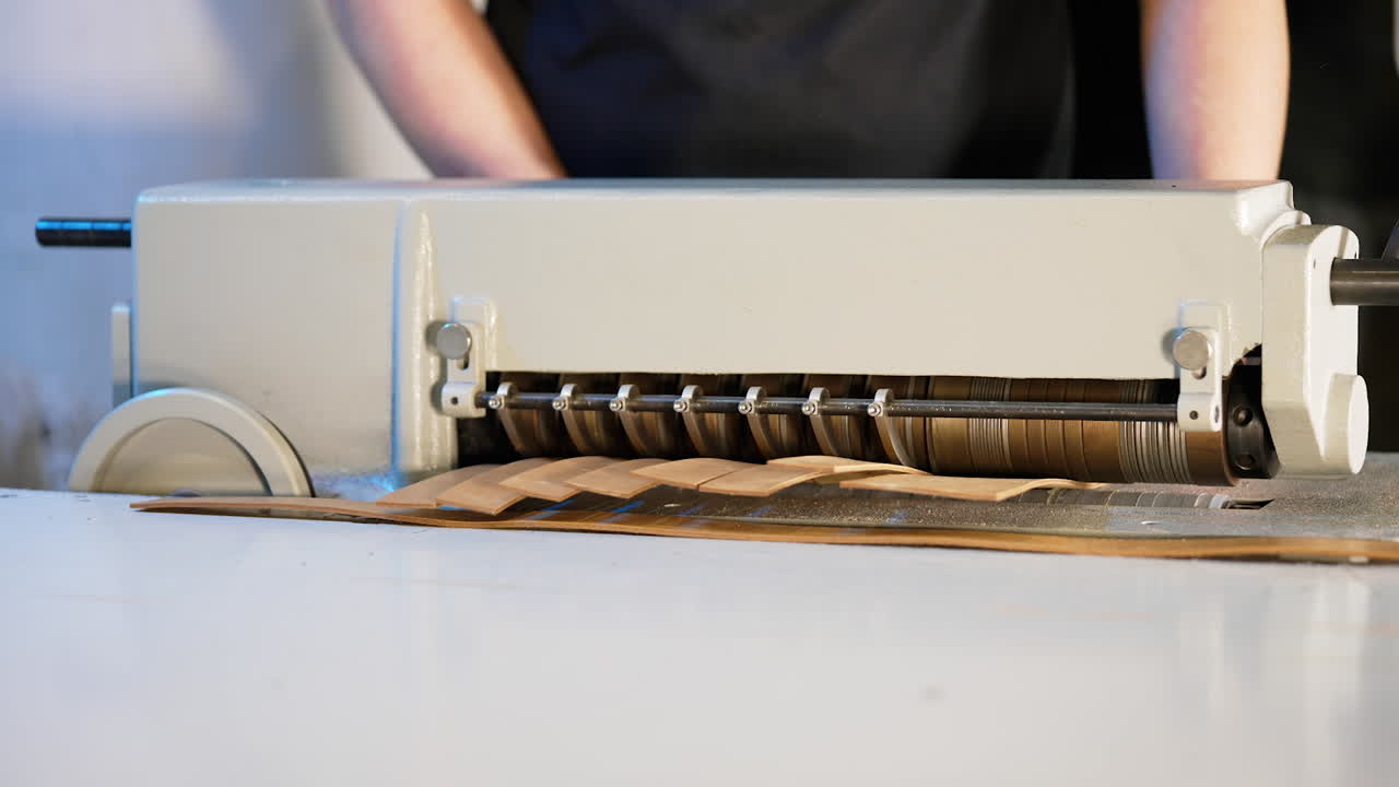 옷을 바느질하는 과정