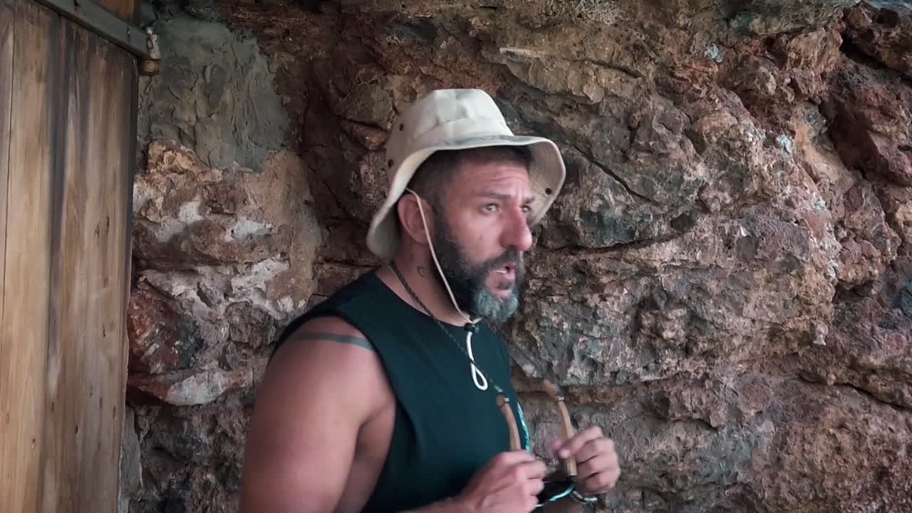 양동이 모자와 선글라스를 쓴 남자