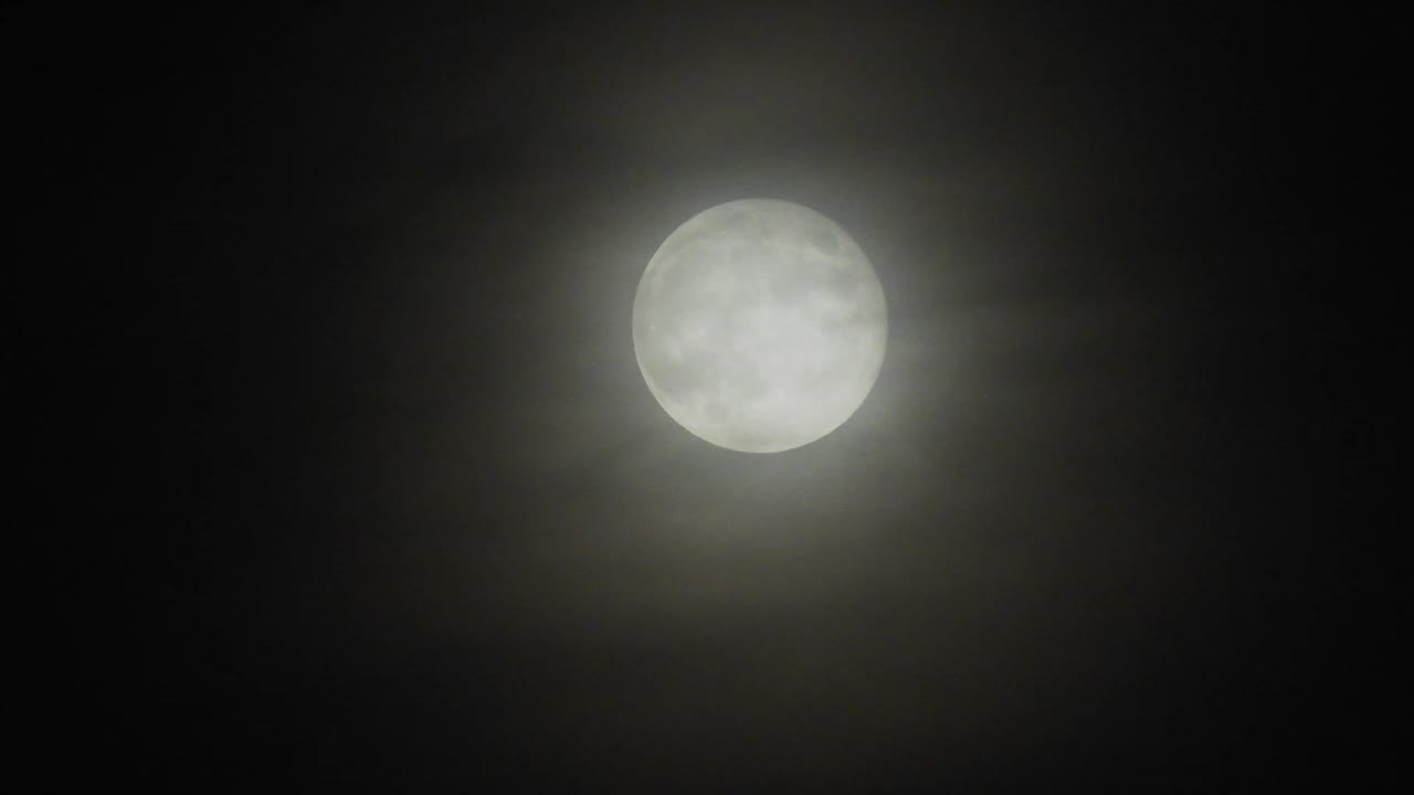 Lua com nuvens à noite