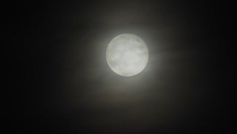 Mond-Mit-Wolken-In-Der-Nacht