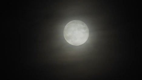 luna con nubes en la noche